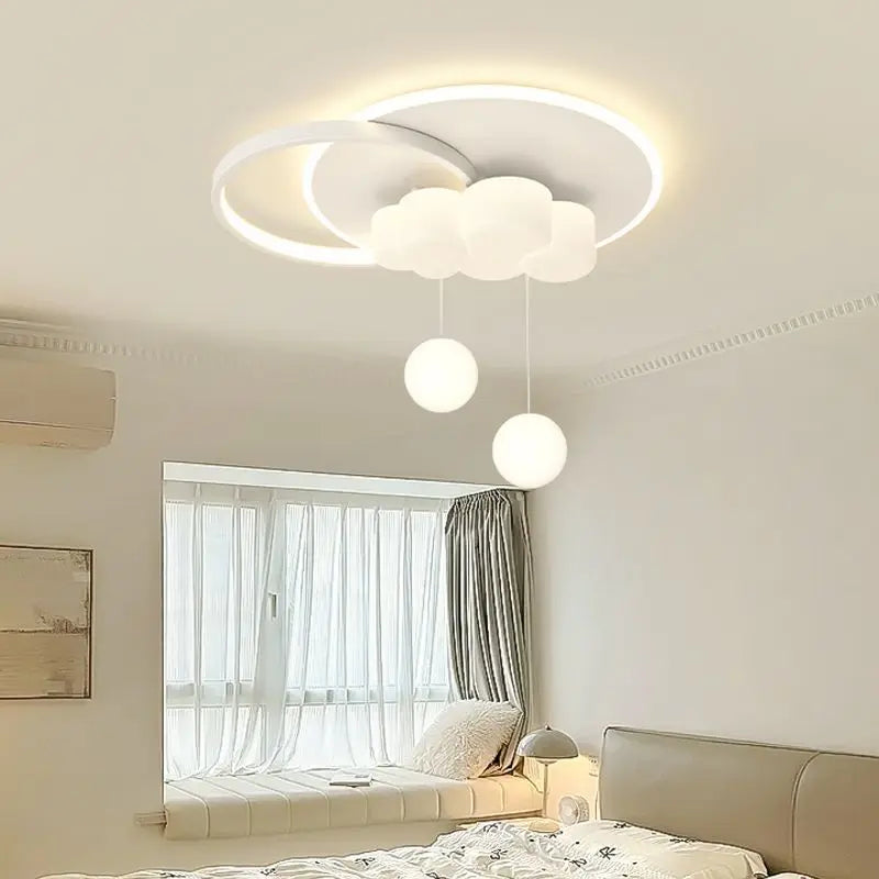 plafón minimalista con burbuja suspendida y lámpara en forma de nube