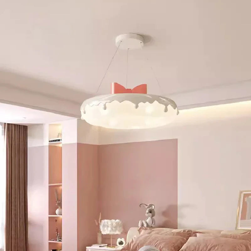 lustre en forma de dona con lazo rosa para decoración infantil