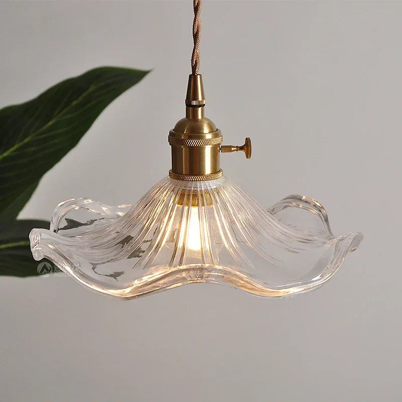 lámpara nórdica moderna en latón y vidrio diseño elegante para restaurante