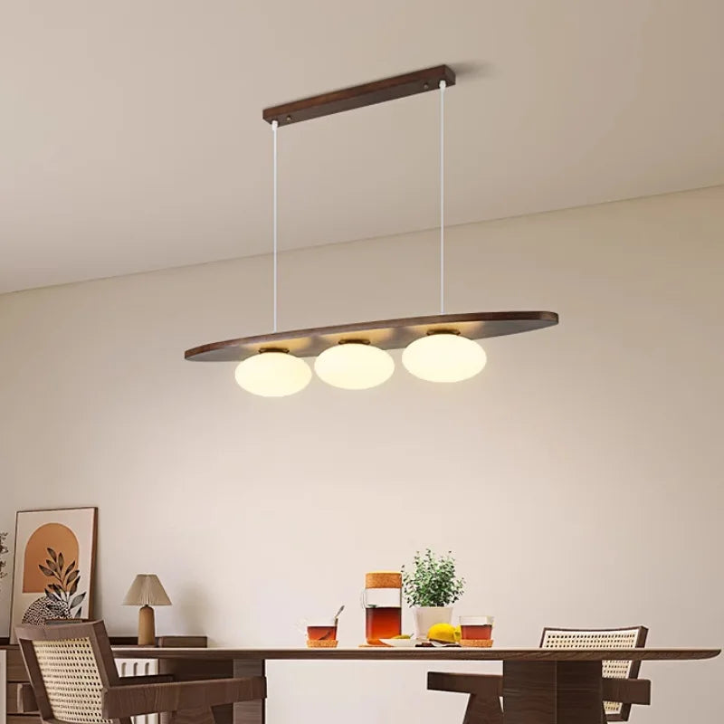 Lámpara de madera maciza sobre mar de vidrio