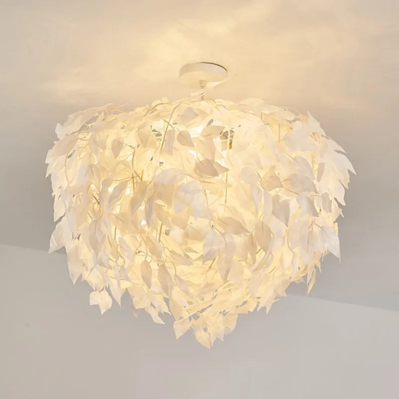 lámpara de hojas plásticas para un ambiente romántico y decorativo