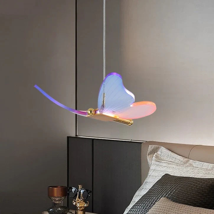 lámpara dorada de lujo estilo nórdico con mariposas multicolores