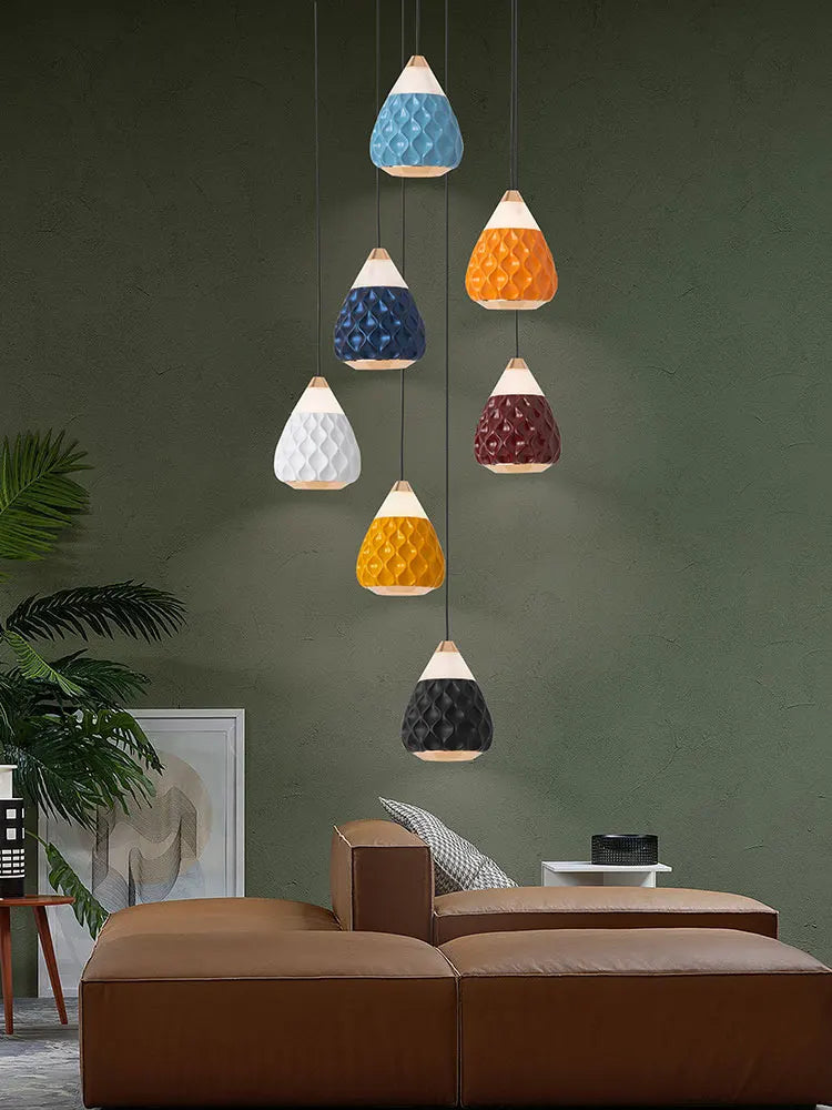 lámpara creativa con piñas para decoración moderna