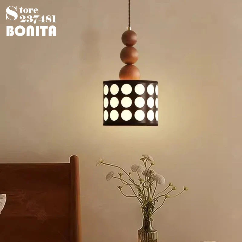 lámpara retro de lunares en nogal para decoración interior