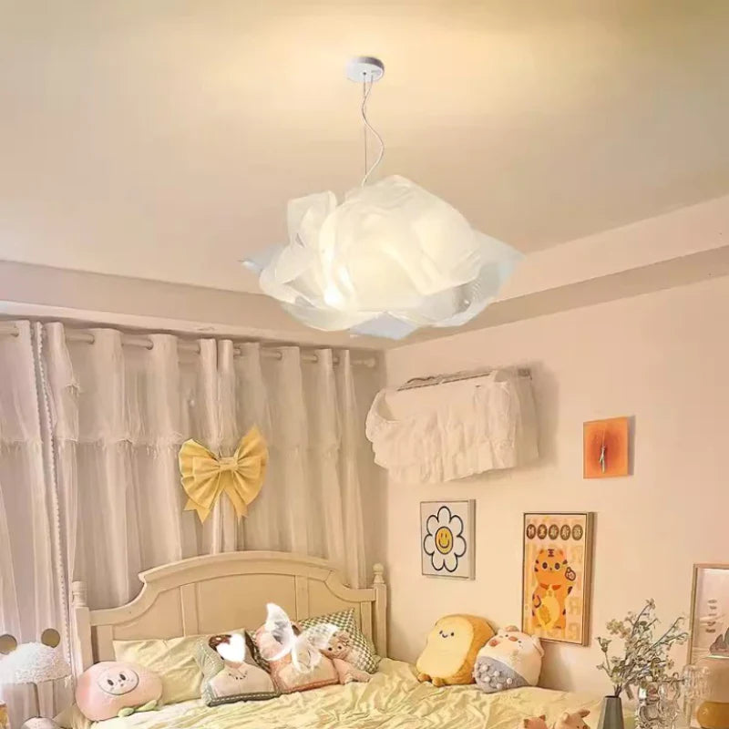 lustre en forma de flor para habitación infantil romántica
