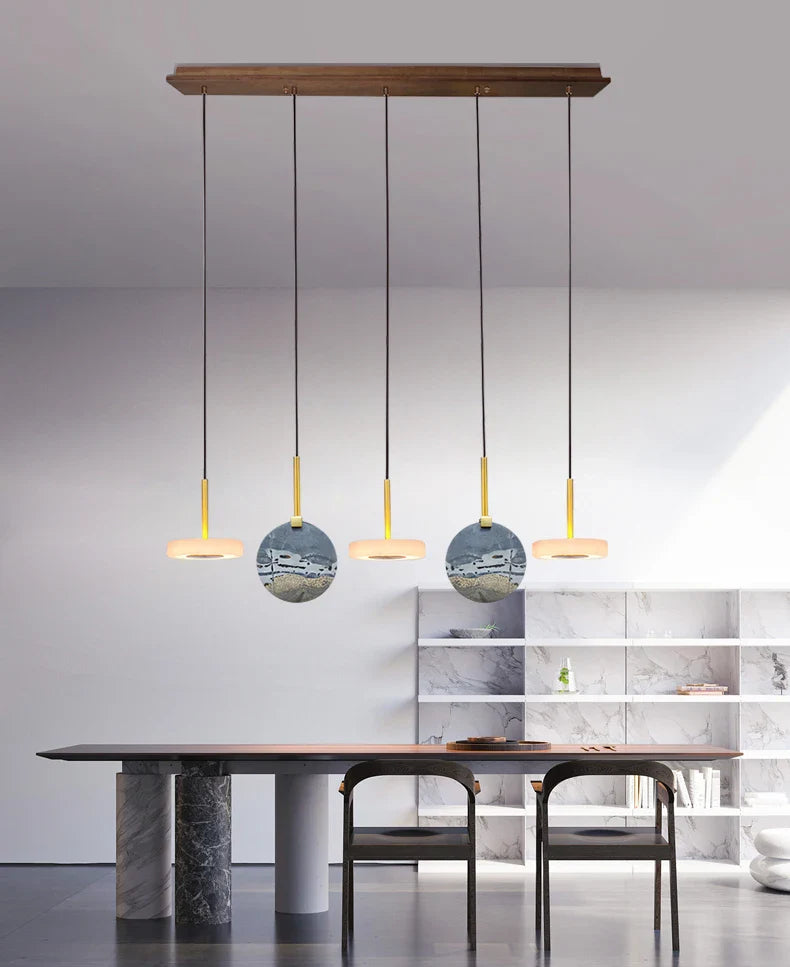 lámpara de madera natural o mármol dorado con iluminación LED
