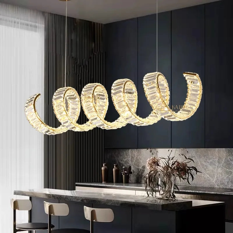Lámpara colgante LED en espiral dorada con diseño moderno