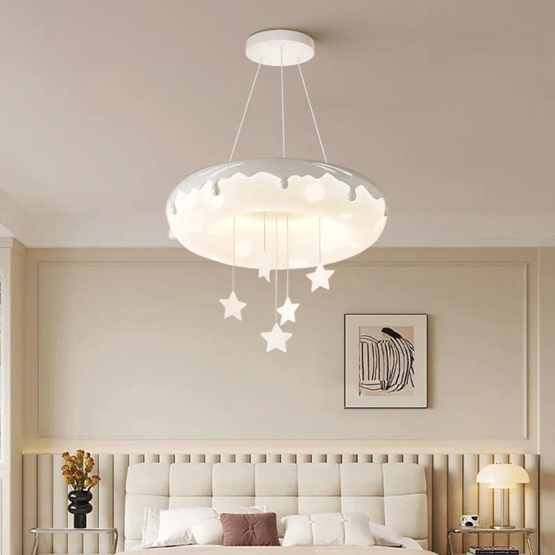 lustre creativo en forma de dona para habitación infantil