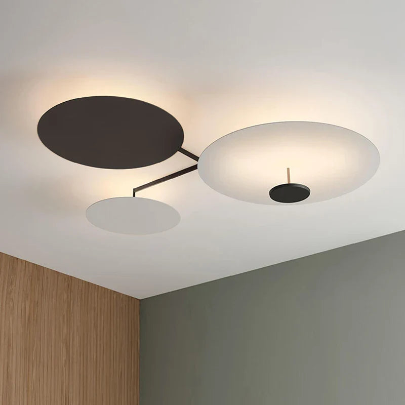 Lustre moderno iluminando espacio interior
