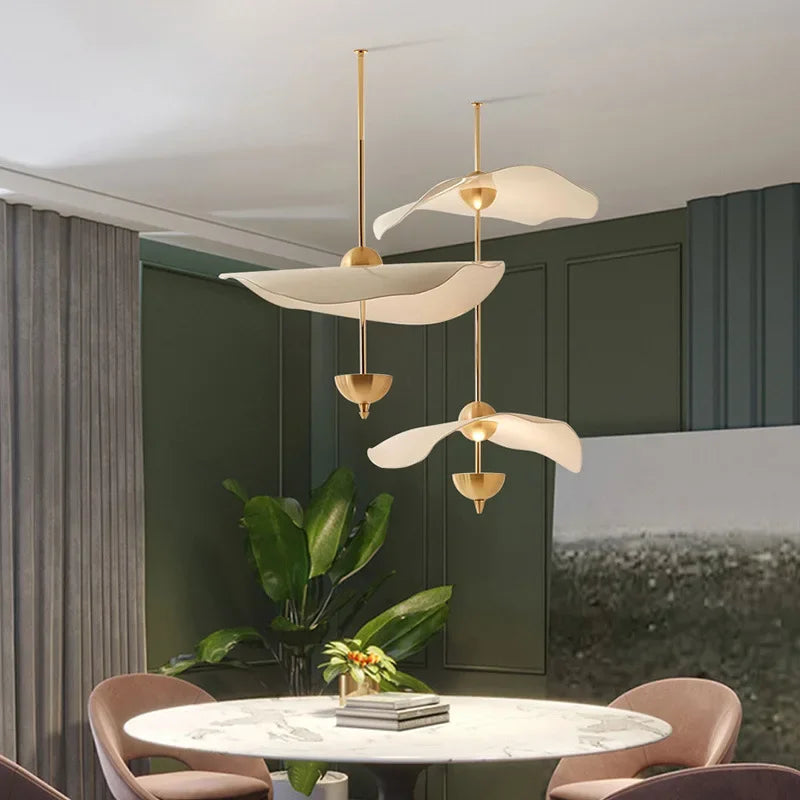 lámpara colgante moderna flor de loto dorada ideal para hotel boutique